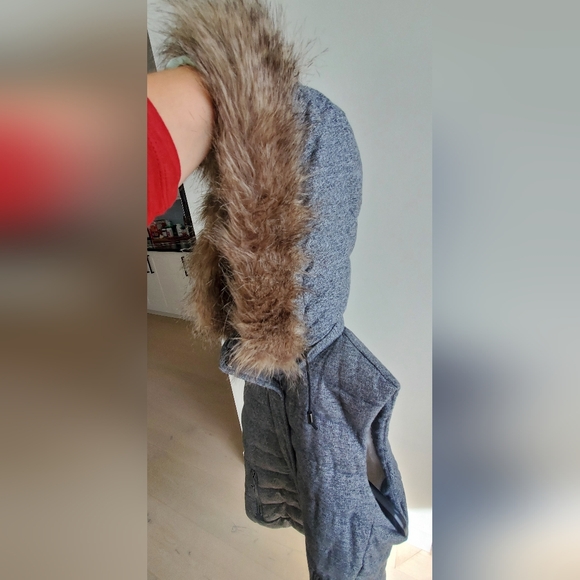 BANANA REPUBLIC-Quilted heather vest with detachable faux fur hood sz.S - Picture 5 of 11